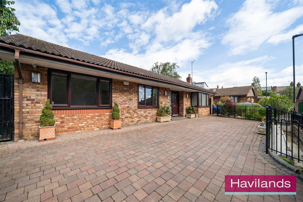 Property photo 2 of 22 Hazelgreen Close-1.Jpg
