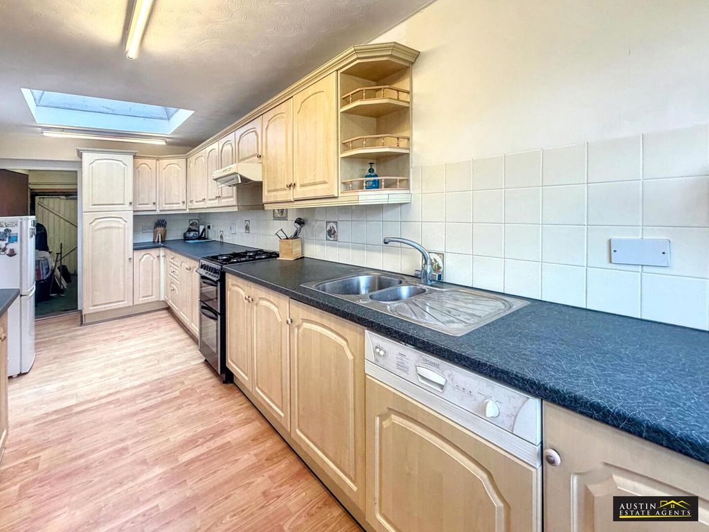 Property photo 2 of 14 Kitchen