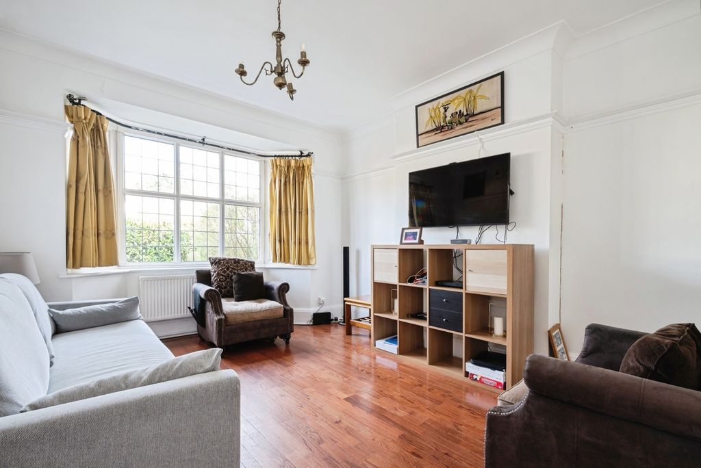 Property photo 3 of 20 Lounge