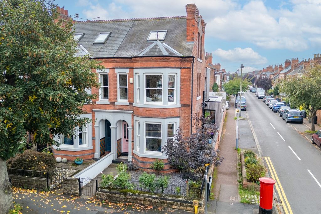 Property photo 2 of 21