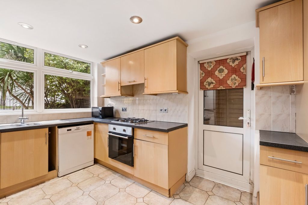 Property photo 3 of 18