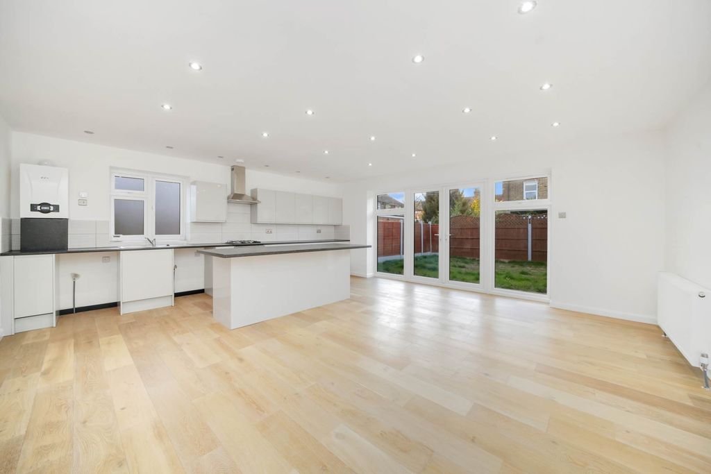 Property photo 2 of 25