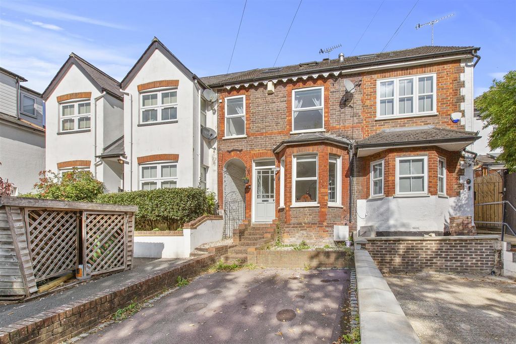 Property photo 1 of 16 27 Pinions Road, Hp13 7As-15.Jpg