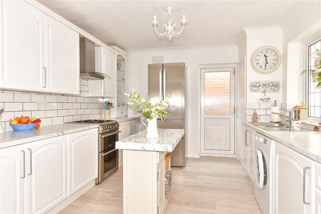 Property photo 1 of 11 Kitchen