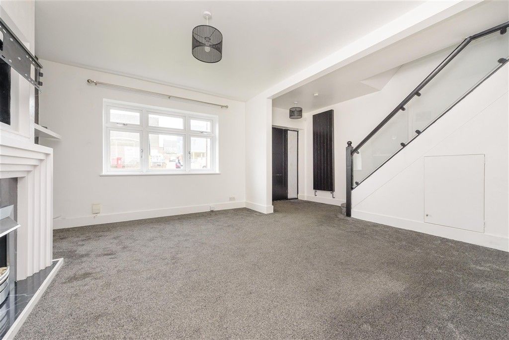 Property photo 1 of 13 Lounge