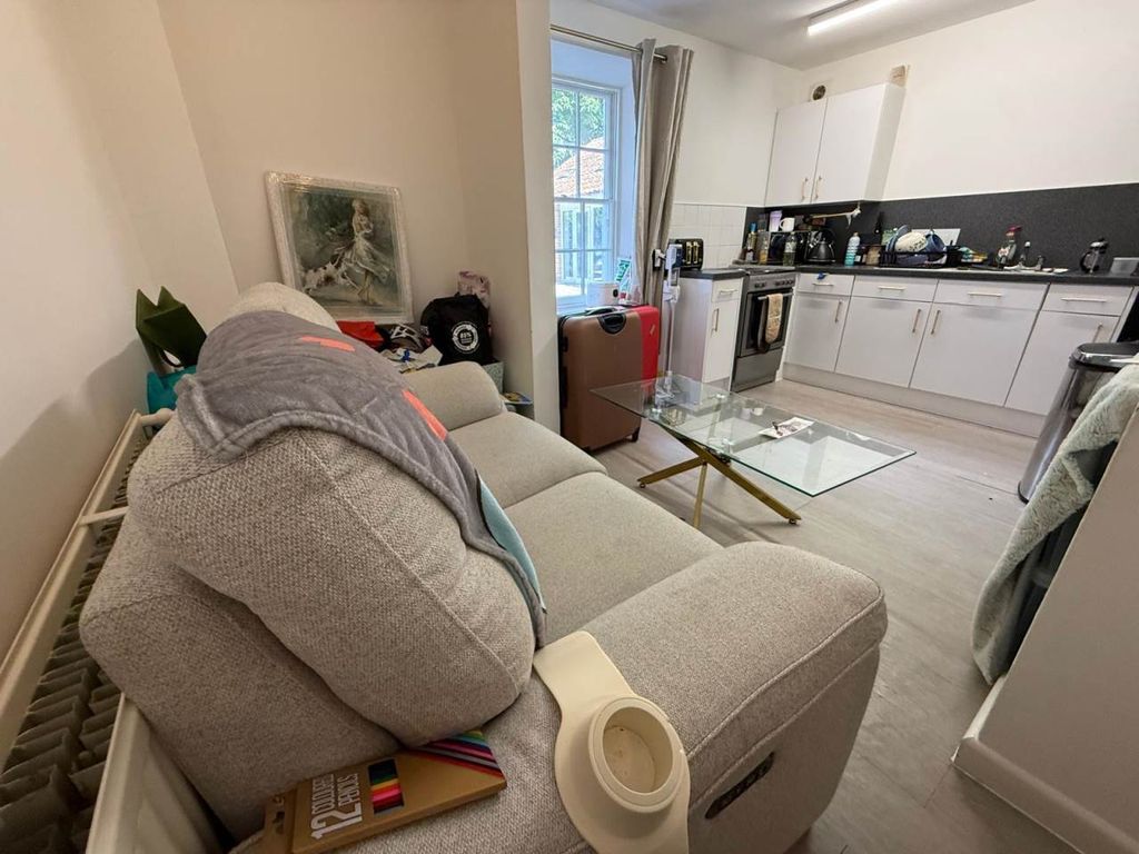 Property photo 3 of 10 Kitchen/Lounge