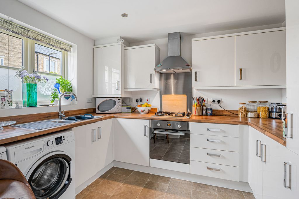 Property photo 3 of 18 Kitchen