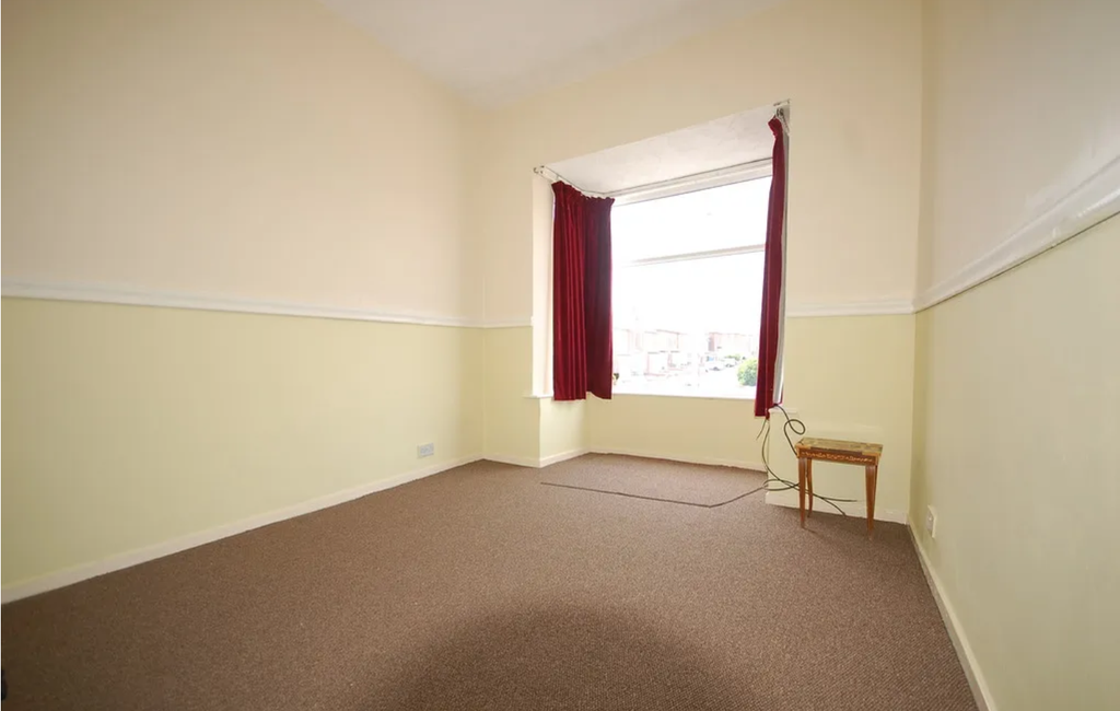 Property photo 2 of 5 Bedroom