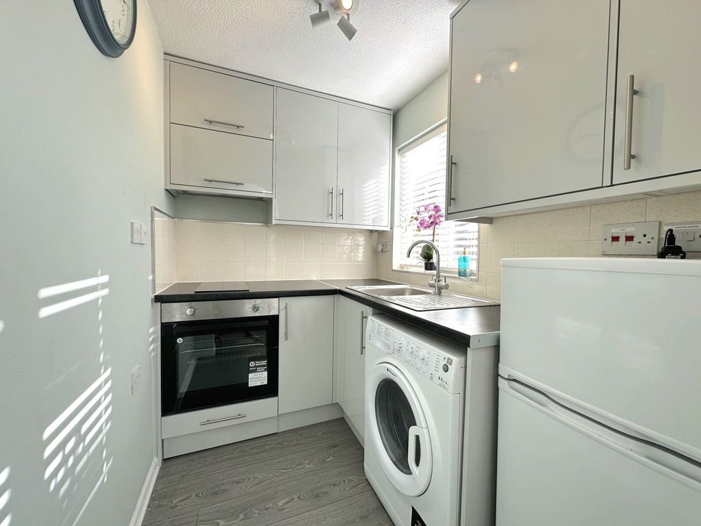 Property photo 2 of 6 Kitchen