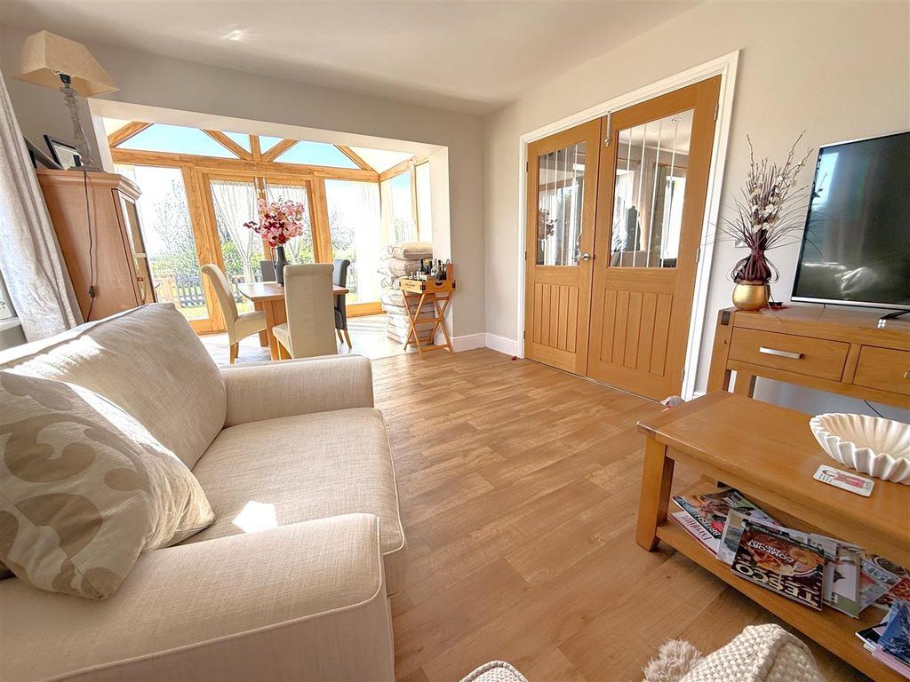 Property photo 3 of 19 Sitting  &amp; Garden Room