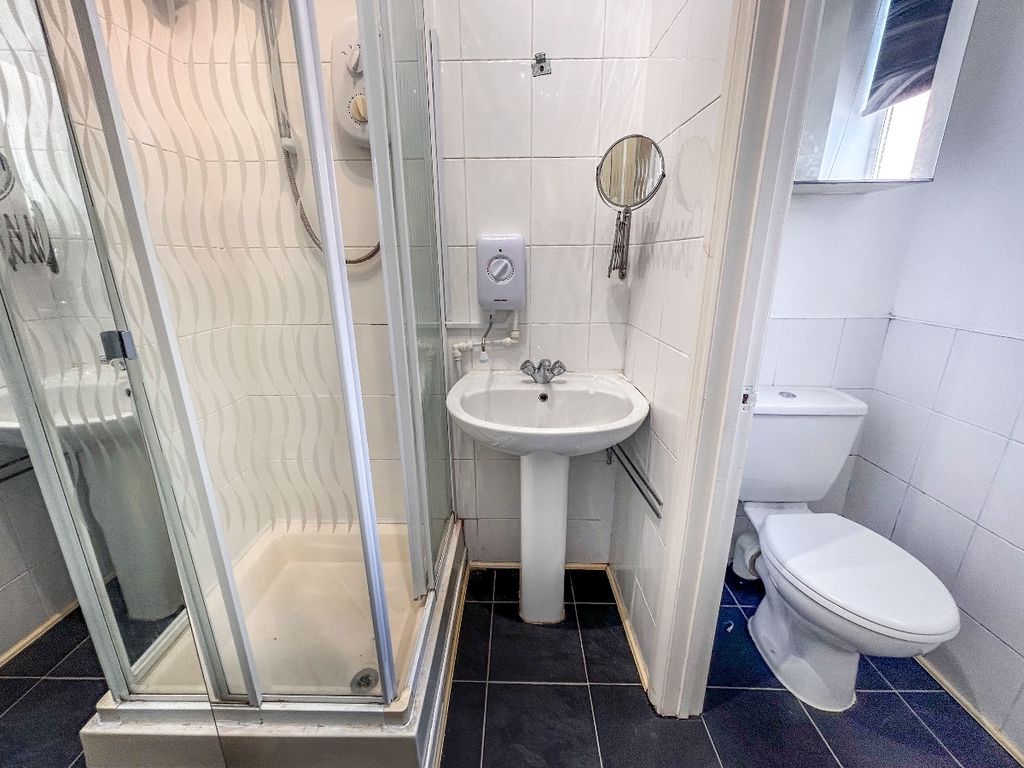 Property photo 2 of 9 Bathroom