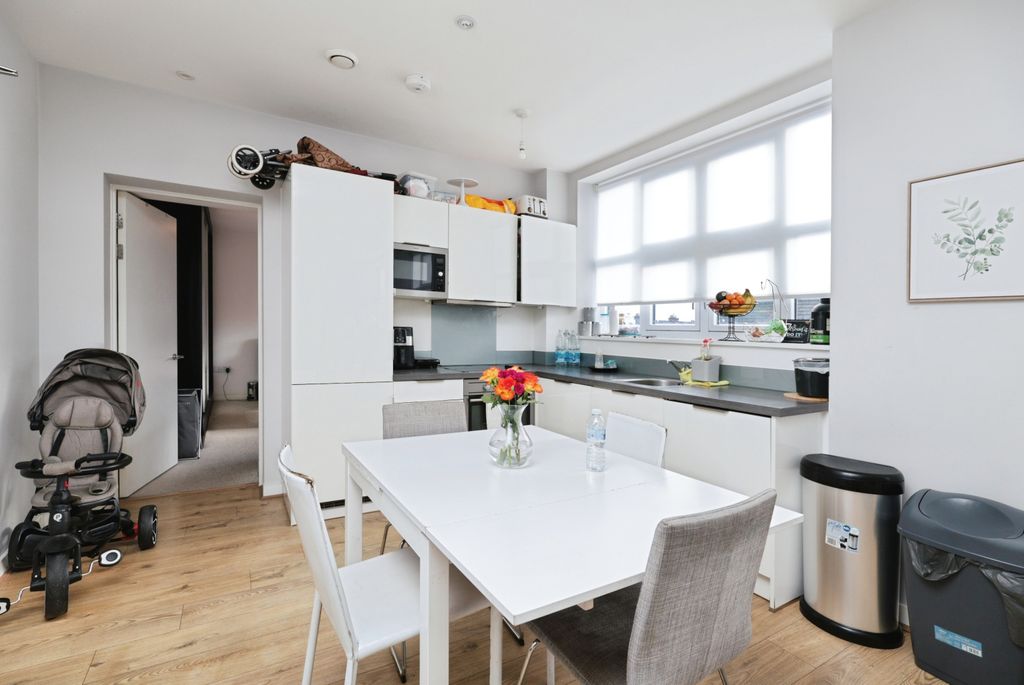 Property photo 3 of 19 Kitchen