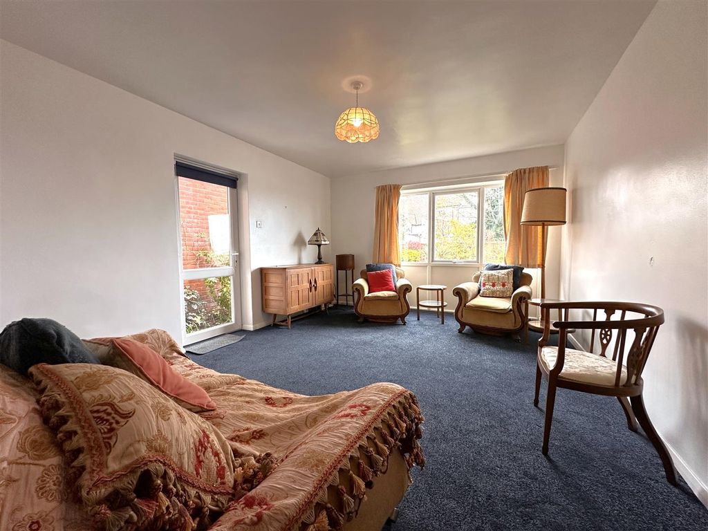Property photo 2 of 15 Dual-Aspect Living Space 015