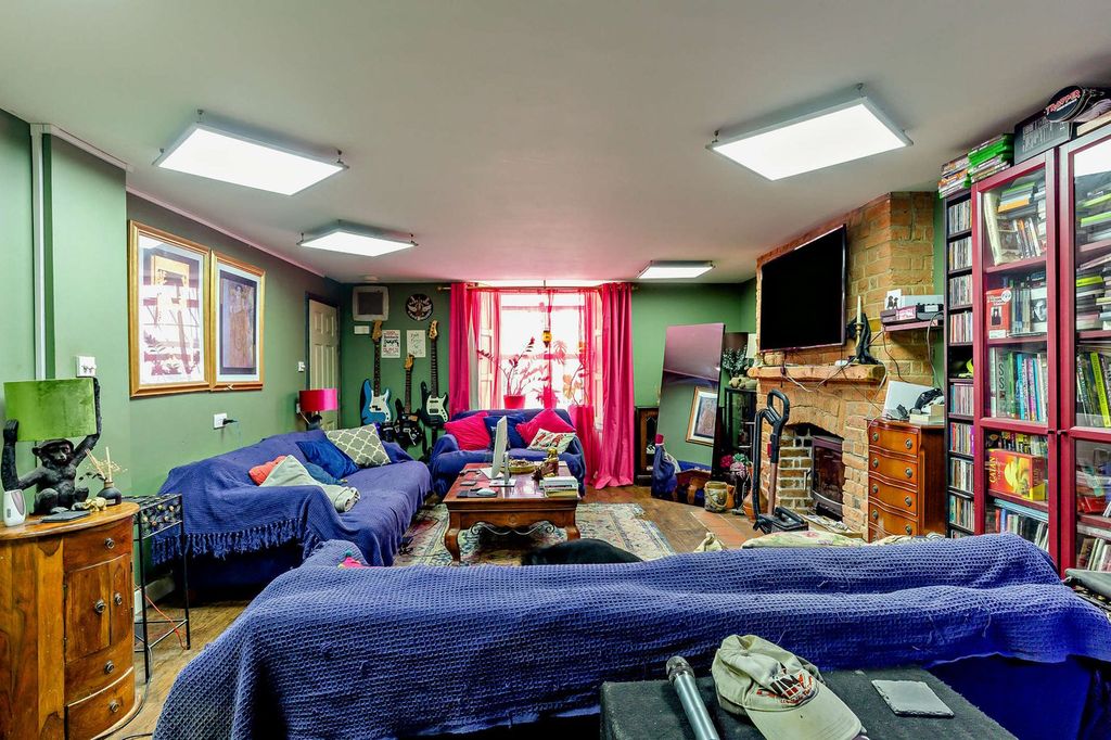 Property photo 2 of 21