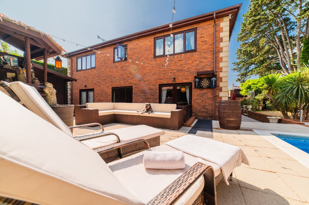 6 bed detached house for saleCastleton Rise, Castleton CF3 photo 4