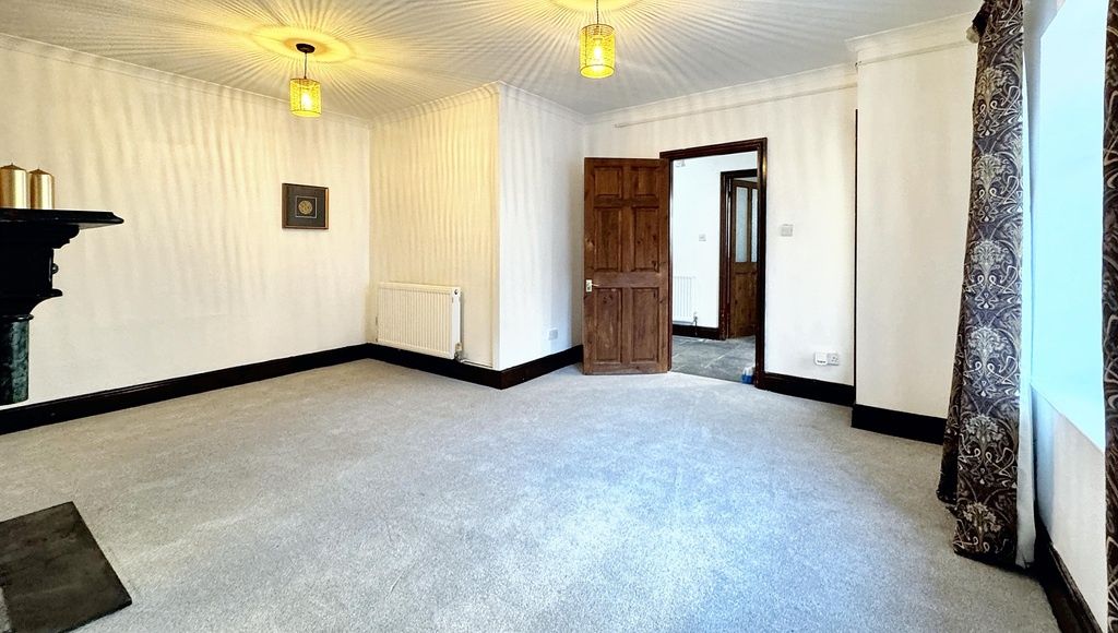 Property photo 1 of 15 Bright, Well-Presented Living Room With Pale Walls...