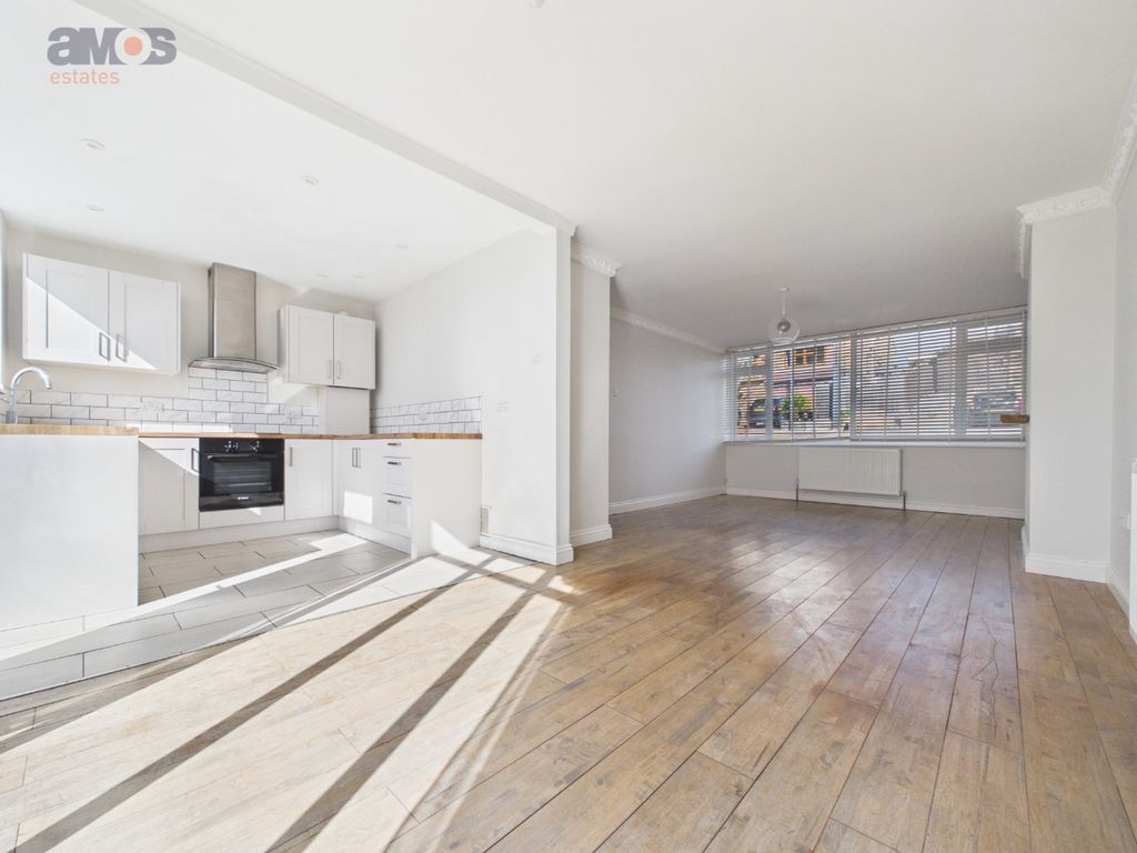 Property photo 2 of 25 5533556