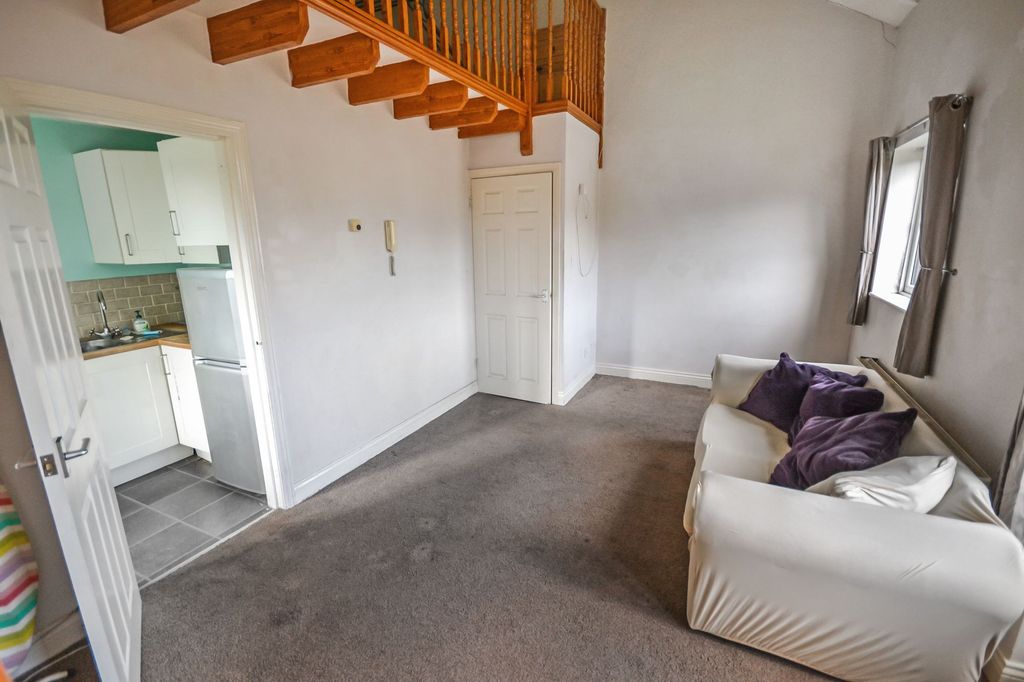 Property photo 3 of 8 Photo 8