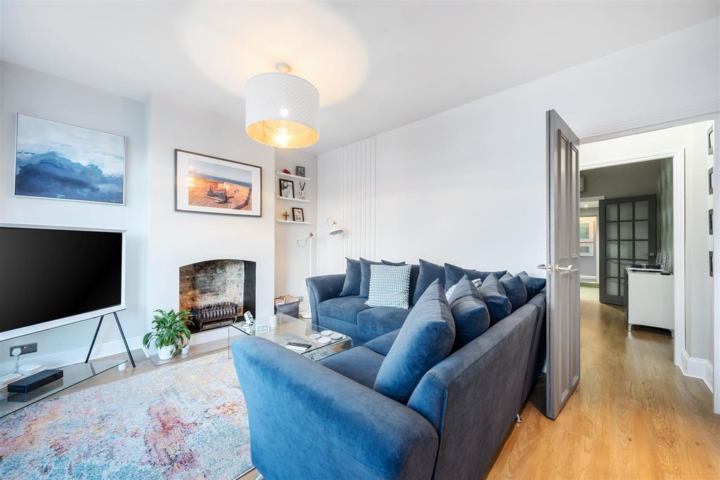 Property photo 2 of 18 Sitting Room