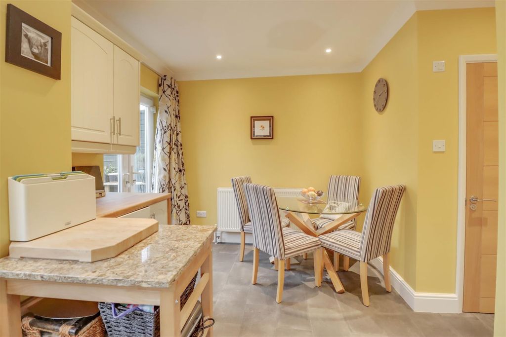 Property photo 3 of 20 6 Highcliffe Way Wickford-2.Jpg