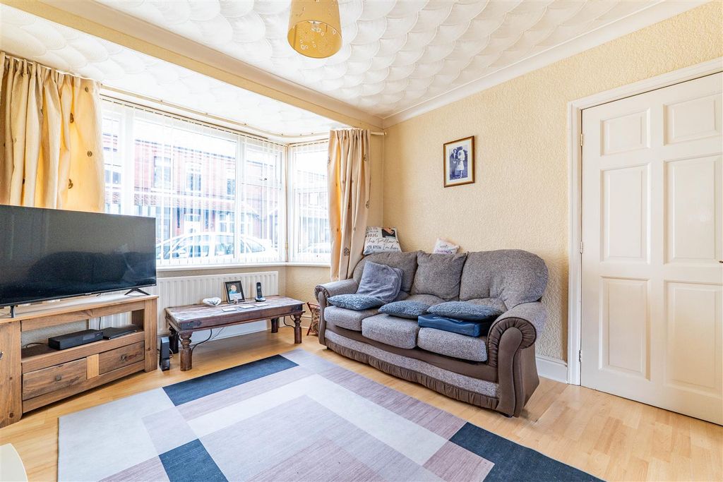 Property photo 3 of 16 Lounge