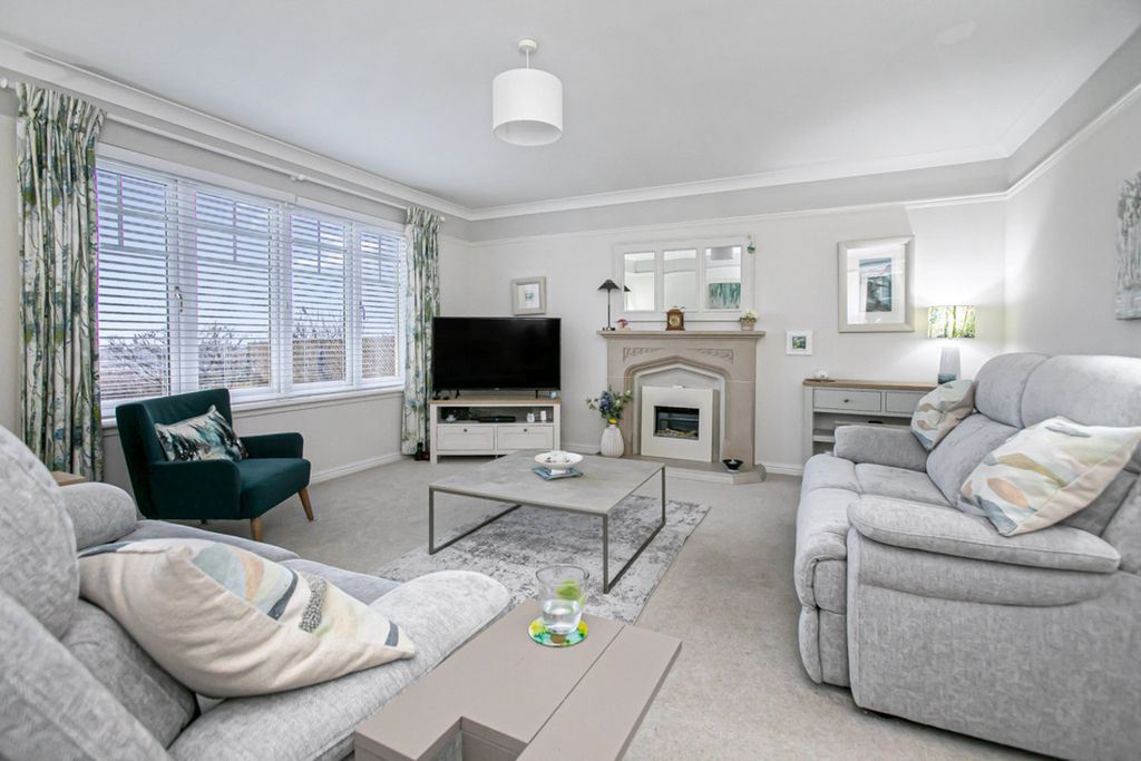 Property photo 2 of 33