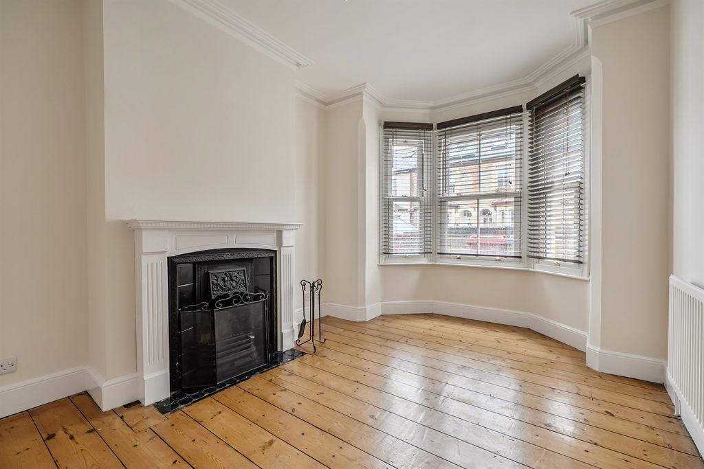 Property photo 2 of 11 Living Room