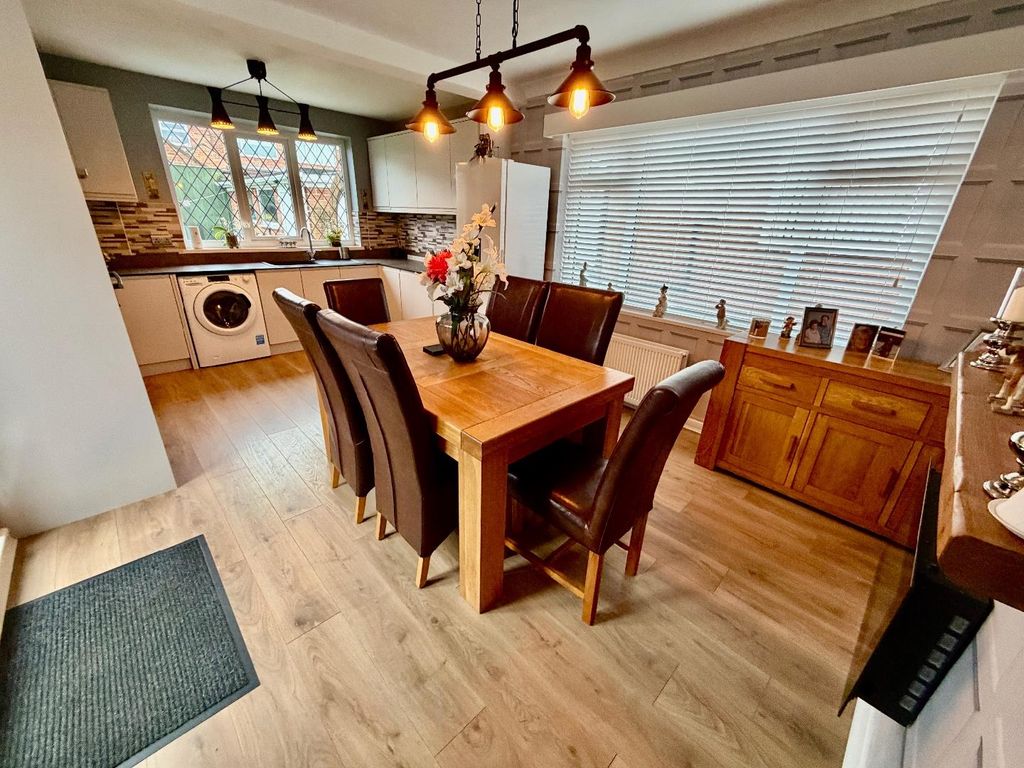 Property photo 3 of 11 Kitchen/Dining Area
