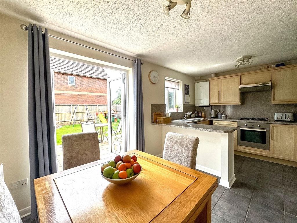 Property photo 3 of 14 Kitchen / Diner