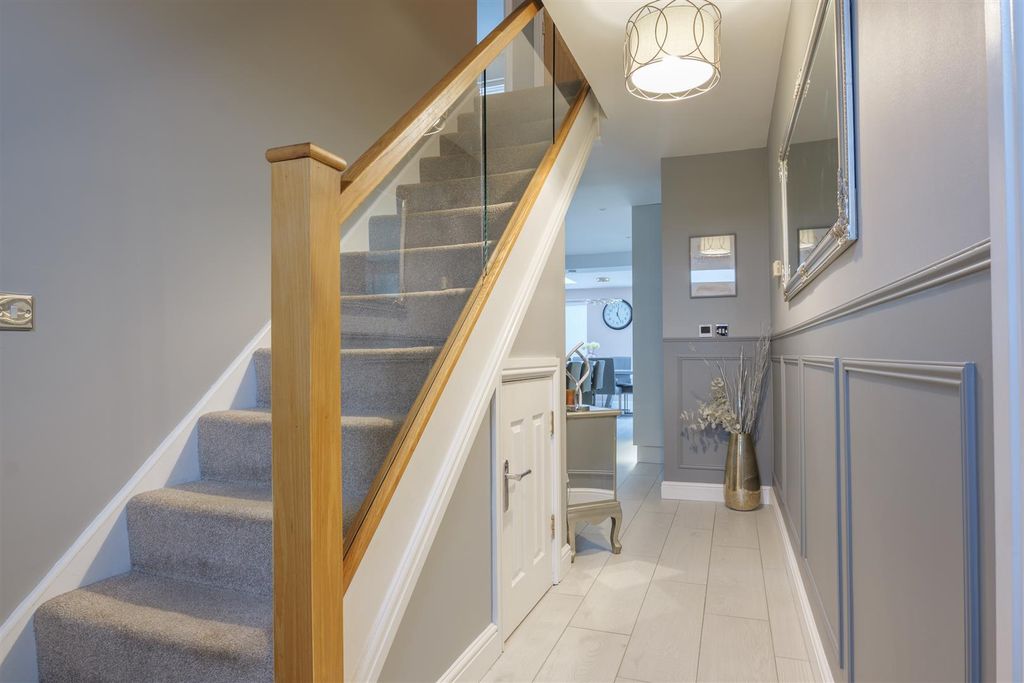 Property photo 3 of 44 Entrance Hall