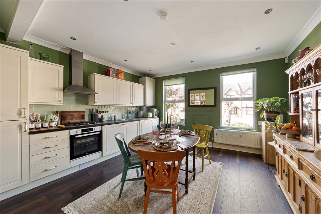 Property photo 2 of 25 Coppermill Lane, E17