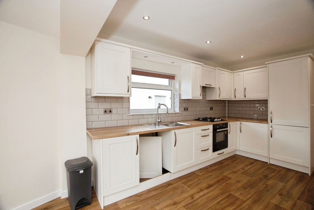 Property photo 3 of 18 Kitchen