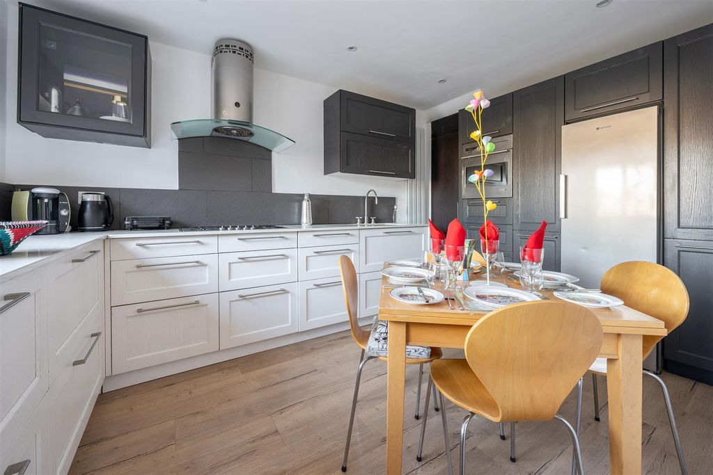 Property photo 3 of 31 Avon Way, E18