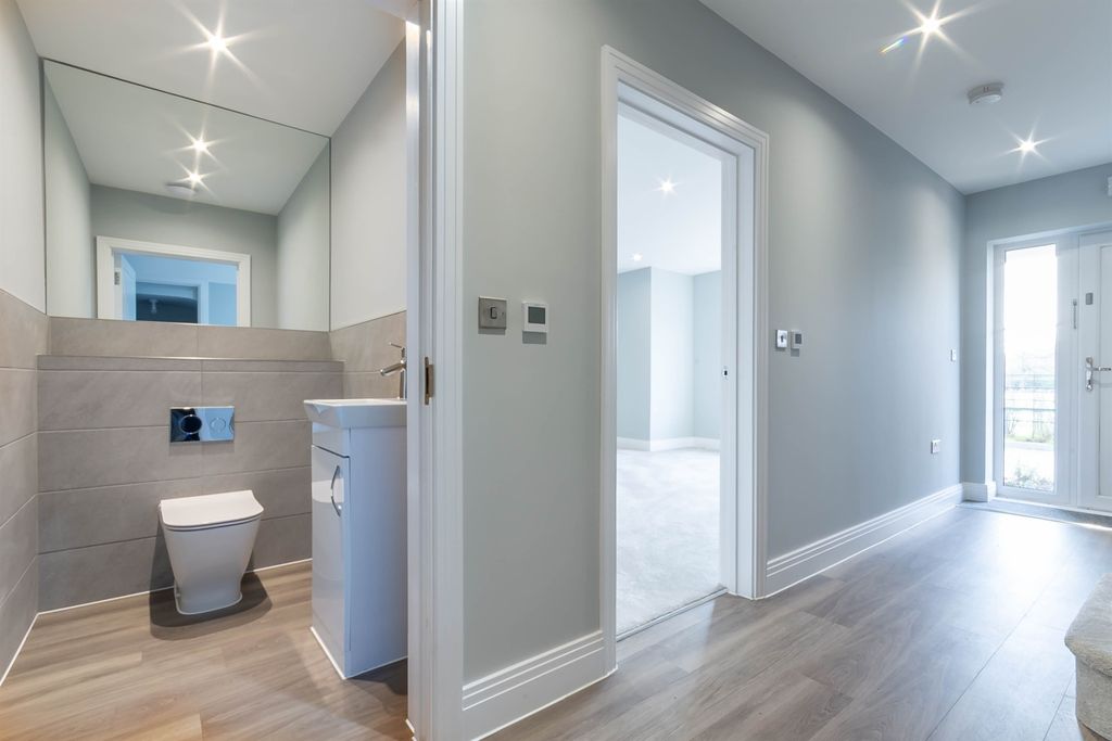 Property photo 2 of 17 Entrance Hall