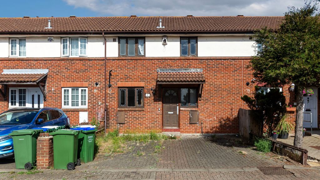 Property photo 1 of 19 21 Longworth Close, Thamesmead, London, Se28 8Pe