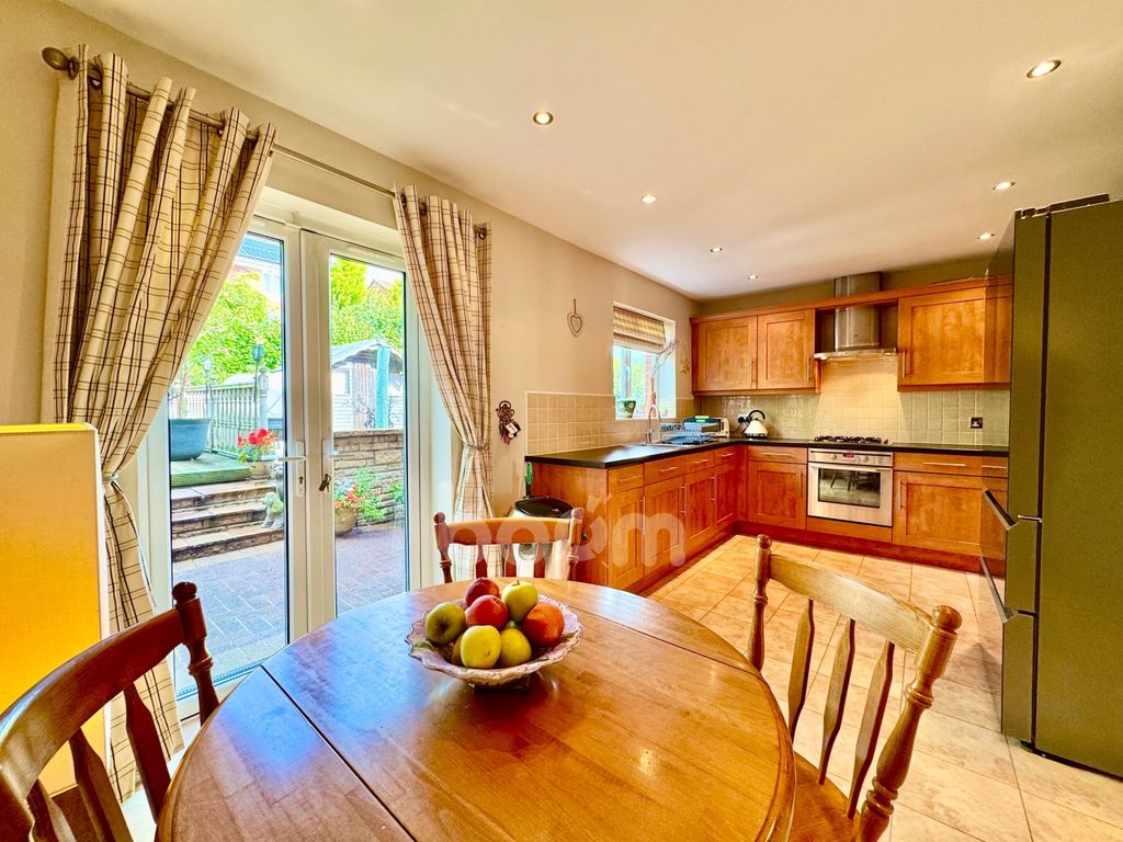 Property photo 3 of 33 Glen Court, Dalry Dining Kitchen