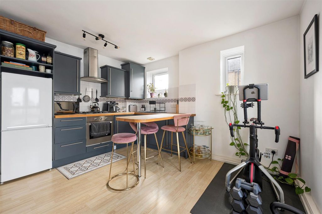 Property photo 3 of 36 Pepys Crescent, E16