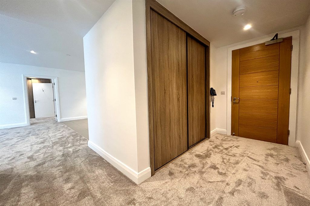 Property photo 2 of 16 Entrance Hall