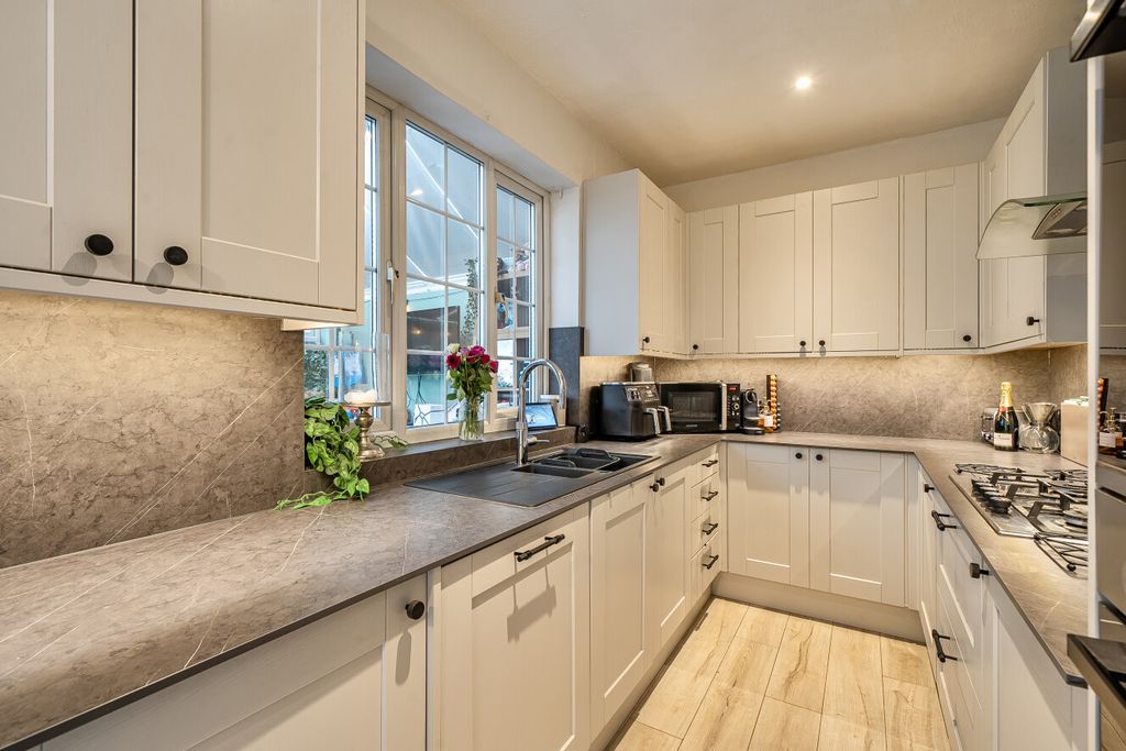 Property photo 3 of 22 1416581-10-6996Fa...