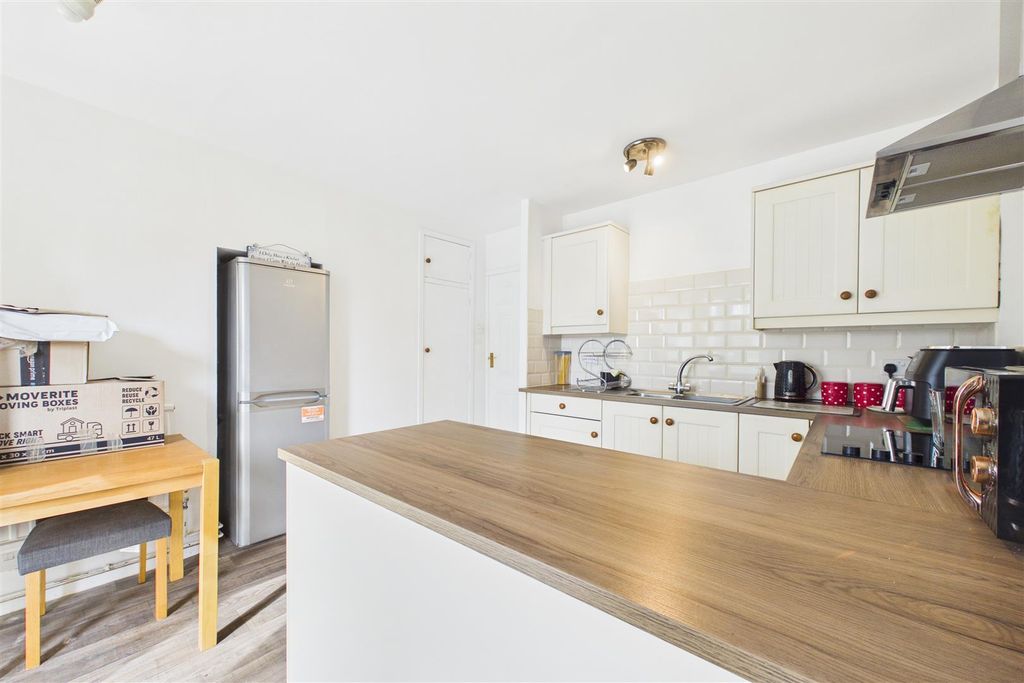 Property photo 3 of 13 Cam04235G0-Pr0161-Still004.Jpg