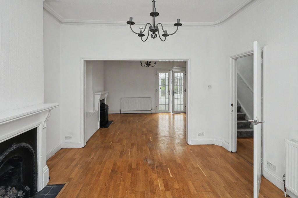 Property photo 2 of 23 48 Stanley Road, South Woodford, London, E18 2Ns