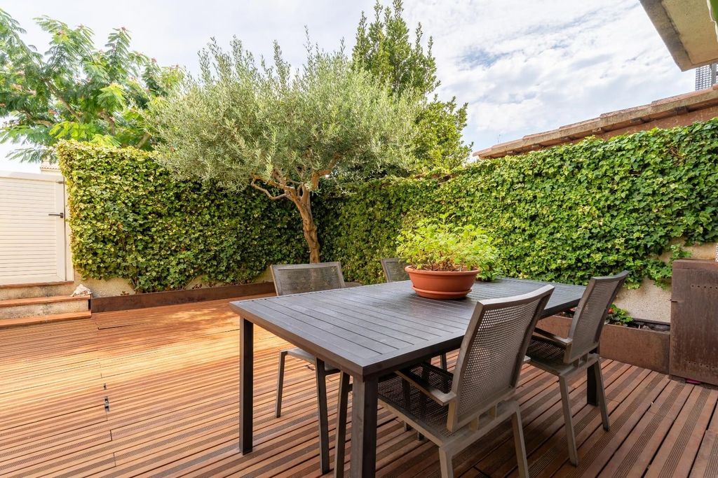 Property photo 1 of 29 Townhouse With Garage, Communal Pool And Garden.