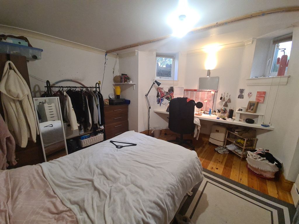 Property photo 3 of 10 A Cozy Bedroom With A Neatly Made Bed, A Window Pr...