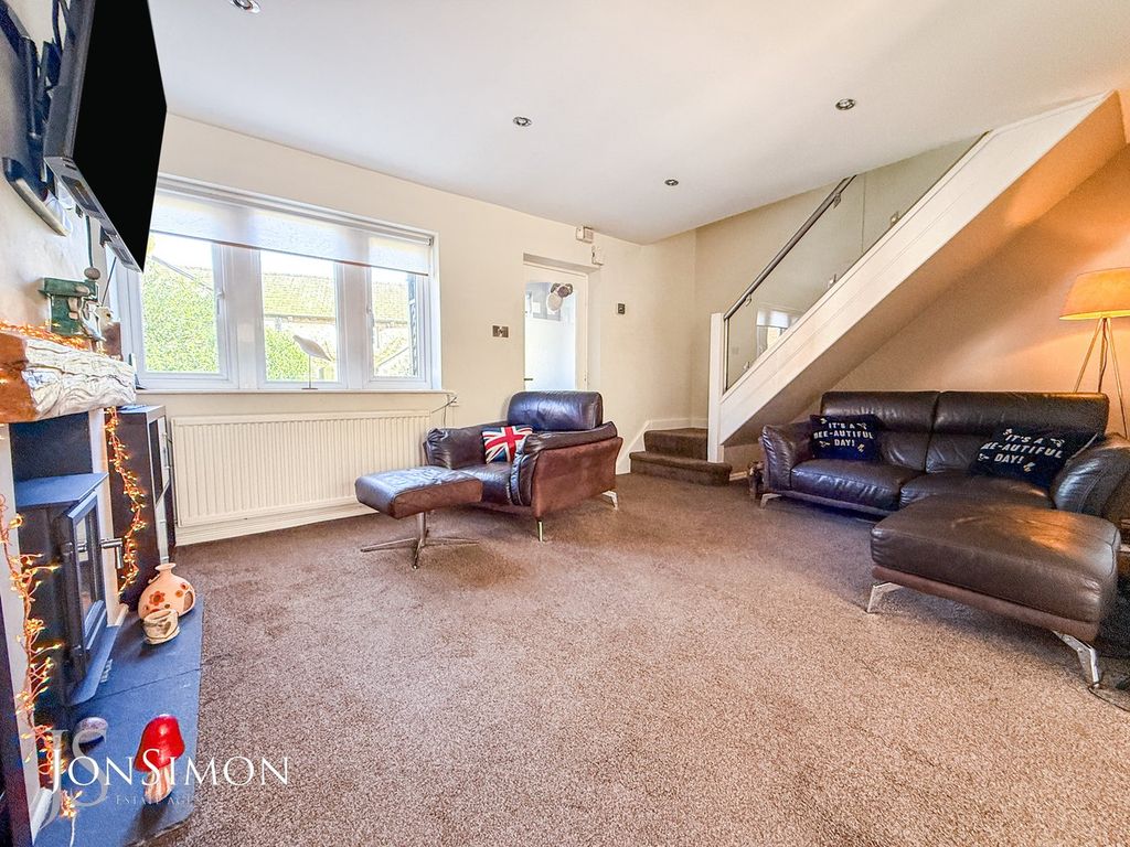 Property photo 2 of 28