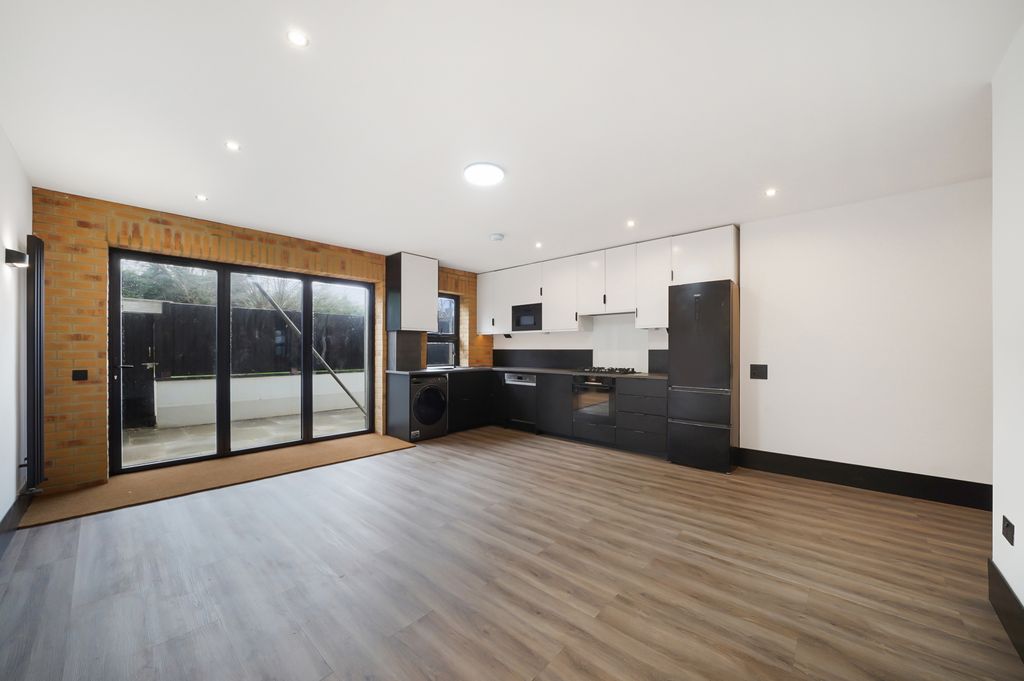 Property photo 1 of 21 3 Bedroom Flat To Rent In Banstead