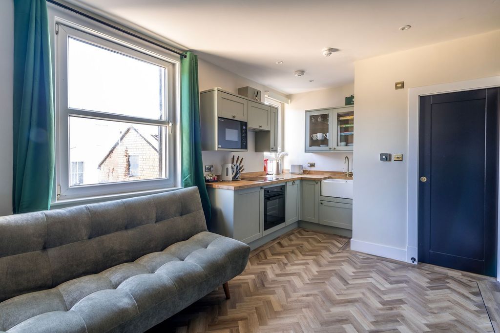 Property photo 2 of 25