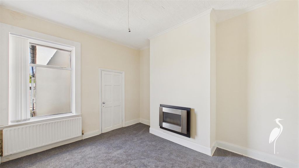 Property photo 2 of 16 Lounge