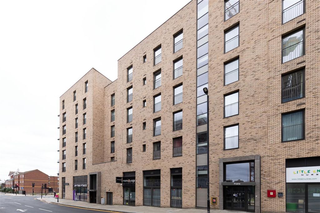 Property photo 1 of 31 Liberty Bridge Road, E15