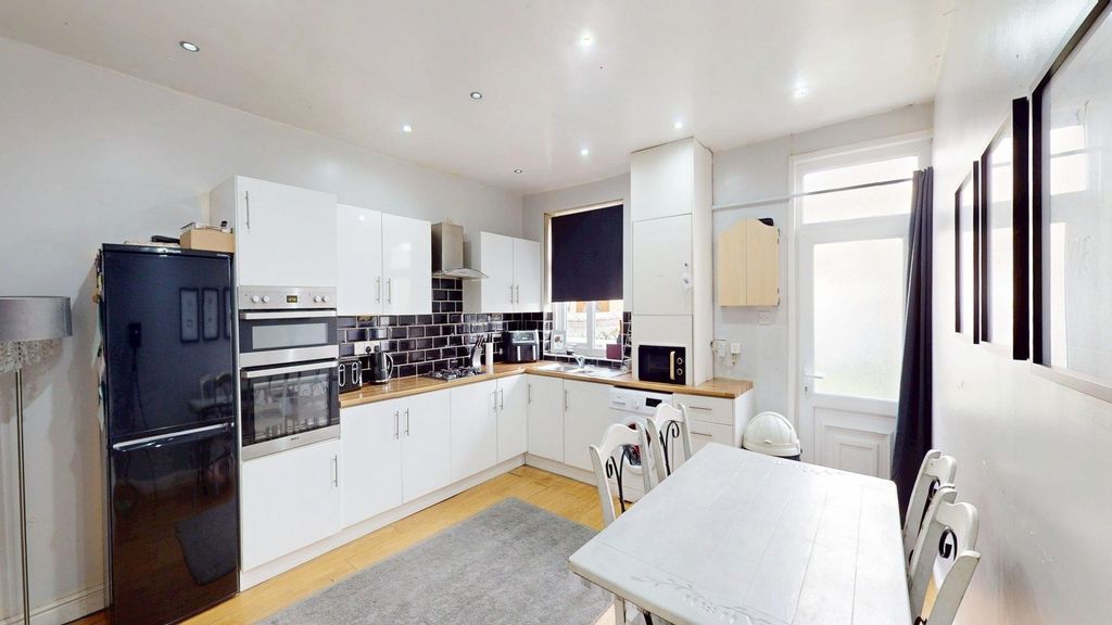 Property photo 3 of 10 Kitchen