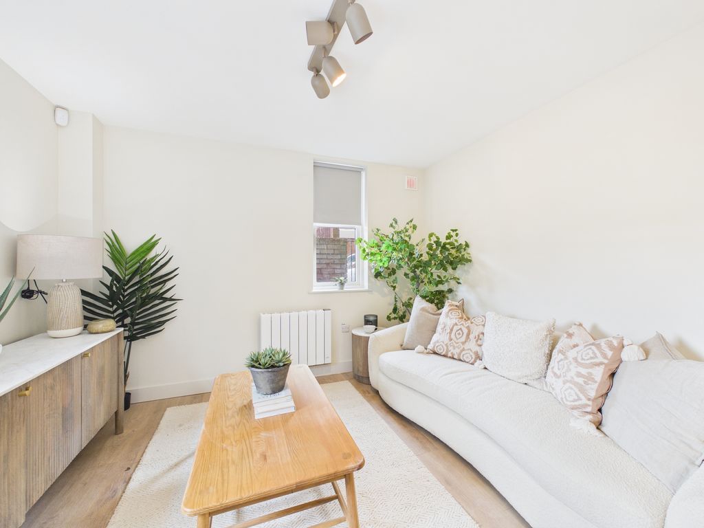 Property photo 3 of 8 Cam03519G0-Pr0461-Still001